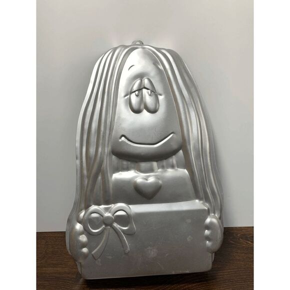 Wilton Cake Pan Cathy - Picture 1 of 3
